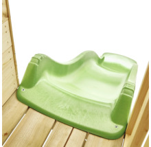 Grüne Kinderrutsche aus Kunststoff auf einem Holzgerüst