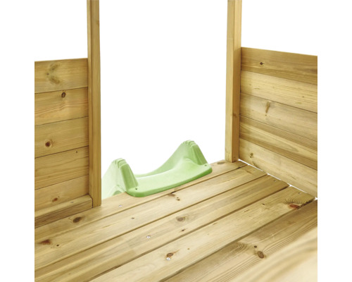 Detailansicht eines Holzspielhauses mit Rutschenbefestigung