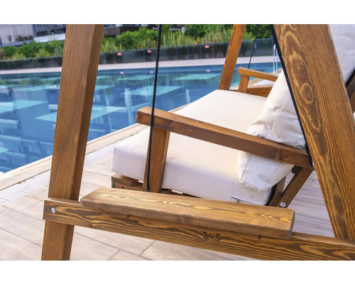 Detailansicht einer Holzschaukel mit Kissen