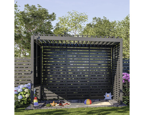 Sandkasten mit Überdachung im Garten mit Spielzeug