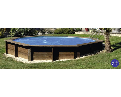 Aufstellpool mit Holzverkleidung im Garten