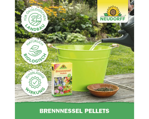 Neudorff Brennnessel Pellets mit Gießkanne und Eimer im Garten