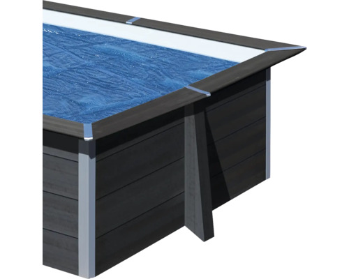 Rechteckiger Swimmingpool mit Beckenrand
