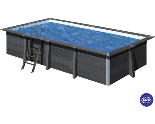 Rechteckiger Pool mit Holzverkleidung, Leiter und Poolabdeckung
