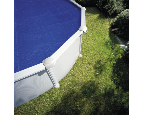 Aufstellpool im Garten mit blauer Poolabdeckung