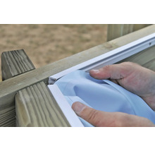 Installation einer Windschutzscheibe auf einer Holzterrasse