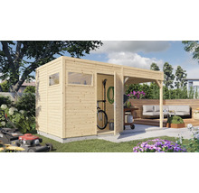 Gartenschuppen aus Holz mit geöffneten Türen, Rasenmäher und Sitzecke im Garten