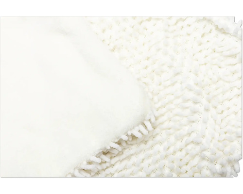 Detailaufnahme einer weißen Badematte mit hochflorigem Flor