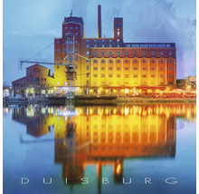 Industriegebäude am Ufer mit Spiegelung im Wasser in Duisburg
