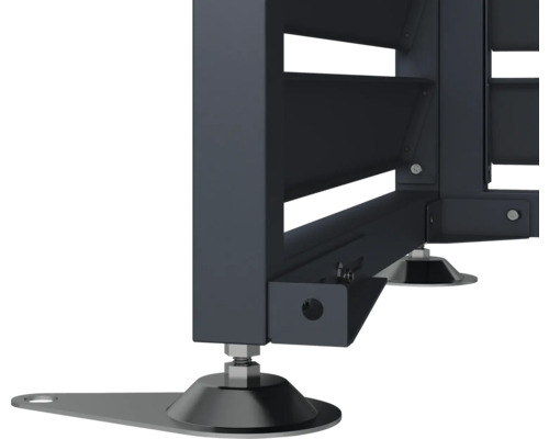 Detailansicht eines Metallregals mit verstellbaren Füßen zur Nivellierung