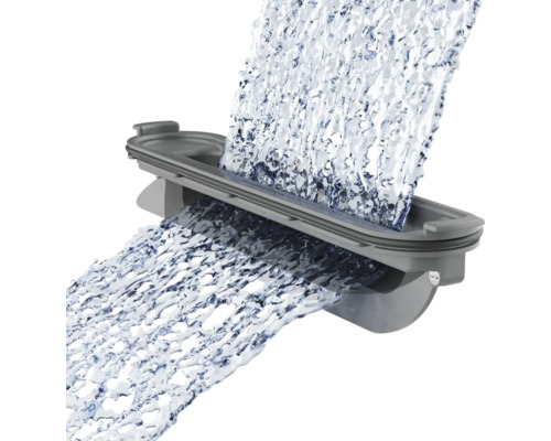 Wasser fließt in einen Ablaukörper