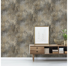 Wohnzimmer mit gemusterter Tapete, Kommode, Bilderrahmen und Dekoration