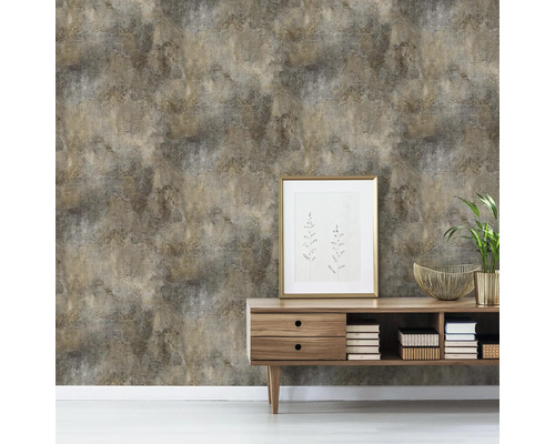 Wohnzimmer mit gemusterter Tapete, Kommode, Bilderrahmen und Dekoration