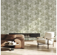 Wohnzimmer mit braunem Sofa, Sessel und Tapete mit Waldmuster