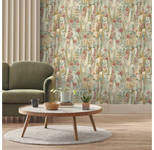 Dekoratives Wohnzimmer mit blumiger Tapete, Sofa und Tisch