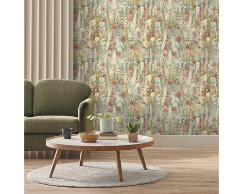 Dekoratives Wohnzimmer mit blumiger Tapete, Sofa und Tisch