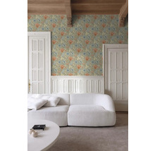 Wohnzimmer mit floral gemusterter Tapete, Sofa und Holztüren