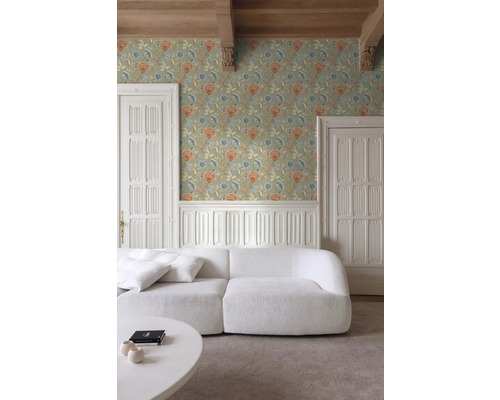 Wohnzimmer mit floral gemusterter Tapete, Sofa und Holztüren