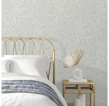 Schlafzimmer mit Bett und blumiger Tapete