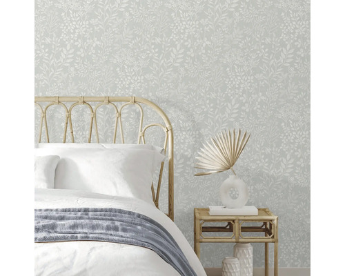Schlafzimmer mit Bett und blumiger Tapete