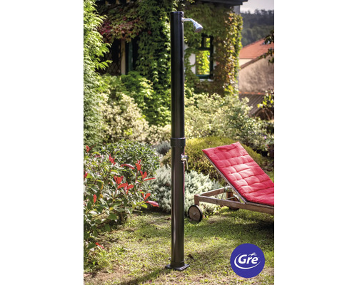 Gartenszene mit Außendusche und Liegestuhl