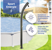 Solarbetriebene Gartendusche neben einem Pool
