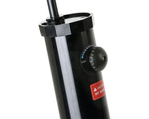 Detail einer Gartendusche mit Temperaturregler und Warnhinweis vor heißem Wasser