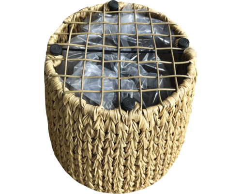 Dekorativer Pflanztopf aus geflochtenem Material mit Kunststoffeinsatz