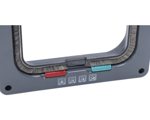 Nahaufnahme einer Katzenklappe mit Verriegelungsmechanismus