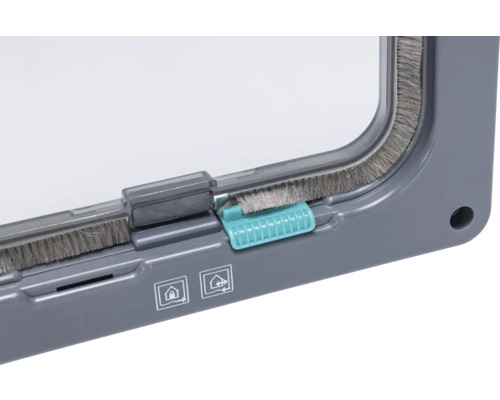 Detailansicht einer Katzenklappe mit Bürstendichtung und Verschlussmechanismus