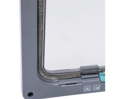 Nahaufnahme einer Katzenklappe mit Bürstendichtung