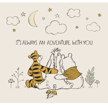 Illustration mit Winnie Puuh, Ferkel und Tigger unter Mond und Sternen mit dem Schriftzug Es ist immer ein Abenteuer mit dir.