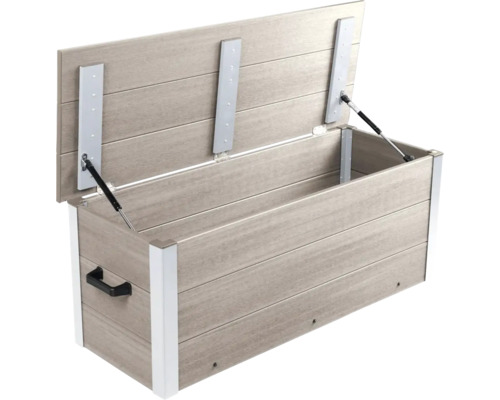 Geöffnete Gartenbox zur Aufbewahrung von Gartengeräten und -möbeln
