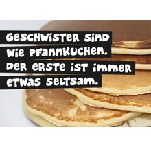 Stapel von Pfannkuchen mit dem Text: Geschwister sind wie Pfannkuchen. Der erste ist immer etwas seltsam.