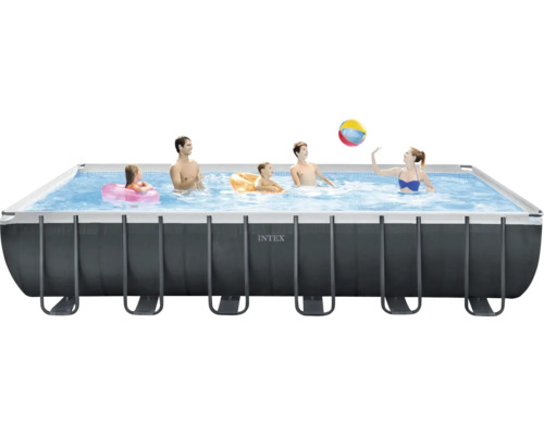 Rechteckiger Pool mit Familie beim Spielen mit einem Ball