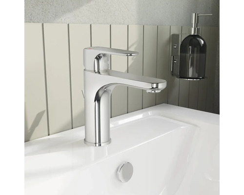 Waschtischarmatur aus Chrom auf einem weißen Waschbecken mit Seifenspender