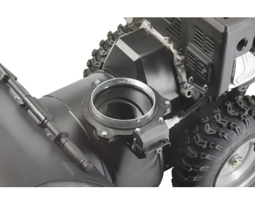 Detailansicht einer Schneefräse mit Auswurfschacht