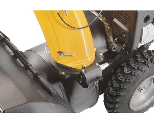 Detailansicht einer Schneefräse mit Reifen und Auswurfschacht