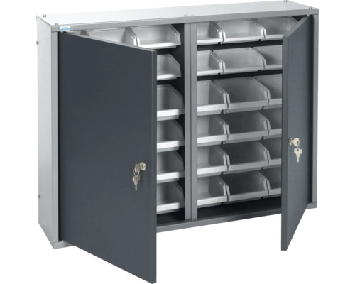 Offener Flügeltürenschrank mit Regalen und durchsichtigen Boxen für Werkstattbedarf