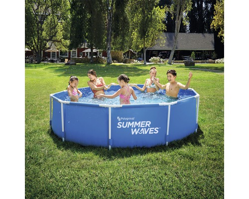 Aufblasbarer Pool mit Familie im Garten