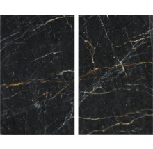 Zwei schwarze Marmorfliesen mit Maserung