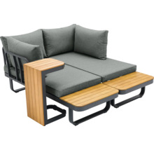 Gartenlounge mit grauen Polstern und Beistelltisch aus Holz