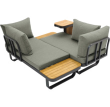 Gartenlounge mit Polstern und Holzelementen