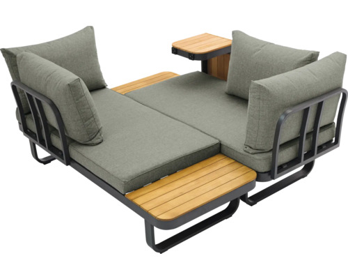 Gartenlounge mit Polstern und Holzelementen