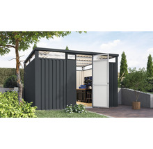Gartenhaus mit Türöffnung und Werkbank im Innenraum.
