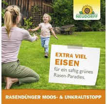 Szene im Garten mit Rasendünger Moos- und Unkrautstopp und Neudorff Logo