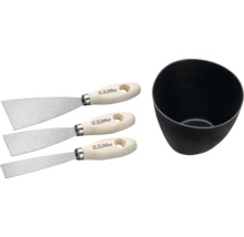 Drei Spachtel und ein Mischeimer für Bauarbeiten.