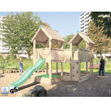 Spielplatz mit Rutsche, Sandkasten und Kletterwand für Kinder