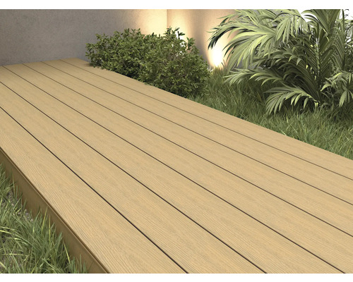 Terrassendielen aus Holz im Außenbereich mit Pflanzen