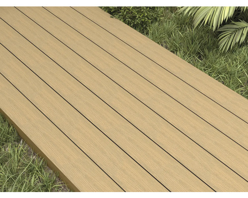 Holzterrasse mit Holzbodenbelag im Außenbereich